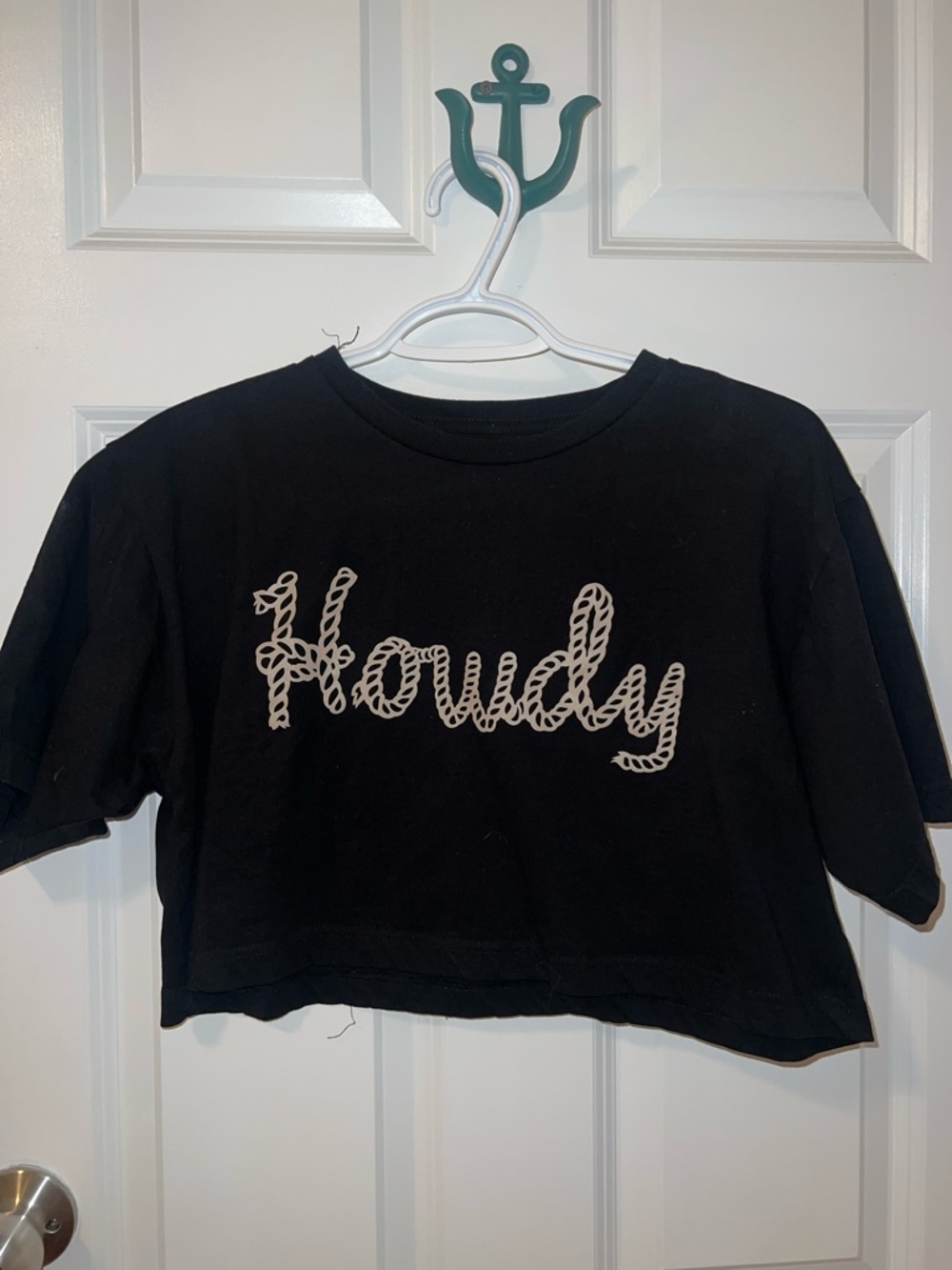 Women's Black 'Howdy' Cropped Tee - Casual Graphic Crop Top